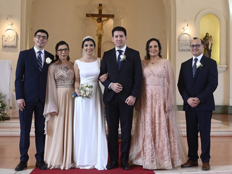 Los nuevos esposos con sus padrinos Agustín Arce y Elisa Vargas; María Salomé González y Elio Marín.