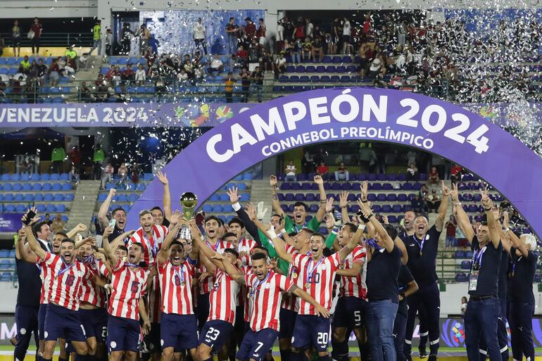 Los jugadores de Paraguay celebran la clasificación a Los Juegos Olímpicos París 2024 y la consagración de campeón del Preolímpico 2024 en el estadio Nacional Brígido Iriarte, en Caracas, Venezuela.
