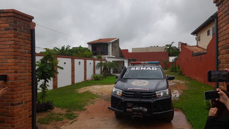 Una camioneta de la Senad estacionada en uno de los terrenos contiguos a la casa del general Arturo González. Su casa fue allanada en el marco del operativo Dakovo contra el tráfico de armas.