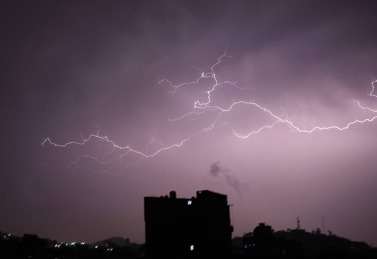 Núcleos de tormentas se desarrollan desde esta madrugada sobre el territorio nacional. (Imagen ilustrativa).