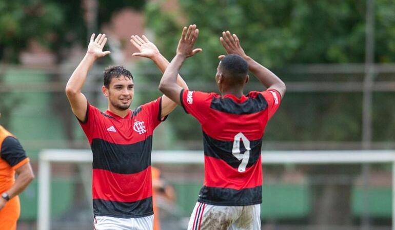 El paraguayo Fabrizio Peralta, jugador del Flamengo, celebra un gol en el partido del Estadual Carioca Sub 20 frente al Macaé.