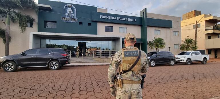 Agentes de la Senad intervinieron ayer la estancia “Villa Loma”.