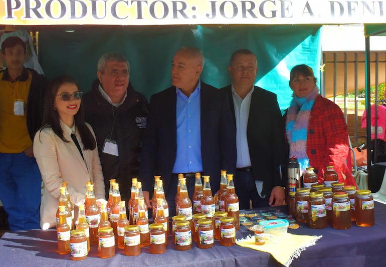 El Gobernador de Guairá, Carlos Barreto (ANR), junto a funcionarios del MAG y apicultores guaireños, durante la exhibición del producto.