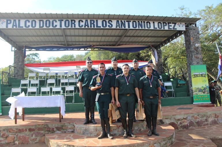 Los tres primeros de la categoría principal 1,10. Tcnel. Lorenzo Villar (i), 2° Mayor Ricardo Villalba y 3° Tte. 1° Yamil Denis, junto a las autoridades militares de la 2ª División de Caballería, en San Juan, Misiones.