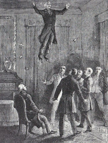 D. D. Home levitando el 8 de agosto de 1852 en casa de Ward Cheney, en Connecticut. Grabado del libro “Les Mystères de la science” (1887), de Louis Figuier.