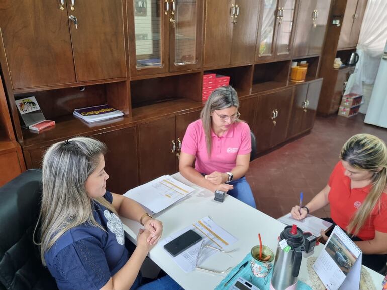 Auditoras del MDS, con la directora de la escuela General Elizardo Aquino, Rosana Núñez, durante la intervención.