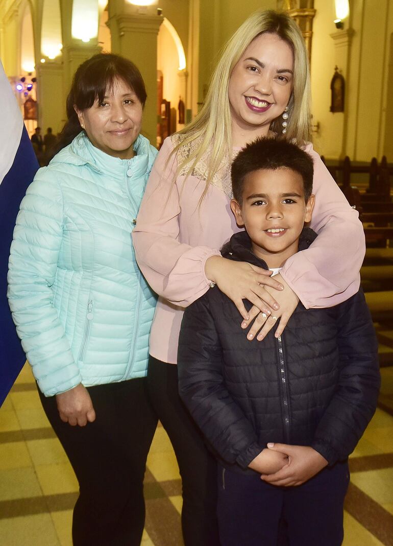 Mariza Quispe, Cinthia Moreno y Nahuel Colarte.