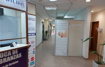 En la imagen se puede ver la sala de lactancia materna que ocupa parte del pasillo del juzgado de San Lorenzo, además de otras oficinas.