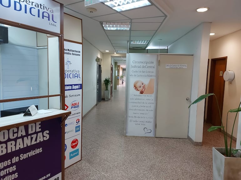 En la imagen se puede ver la sala de lactancia materna que ocupa parte del pasillo del juzgado de San Lorenzo, además de otras oficinas.