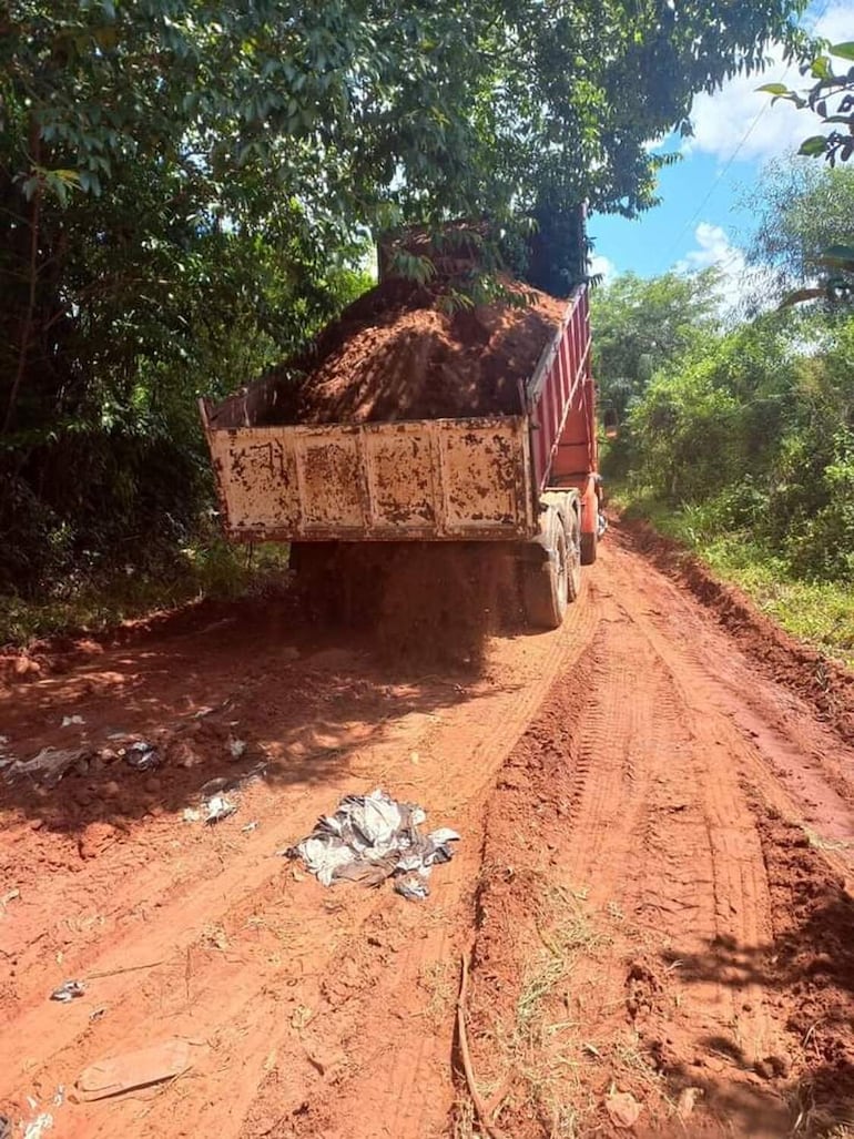 Para la reparación de caminos vecinales se contrataron empresas constructoras, pero en su mayoría terminaron con maquinarias de la Gobernación y del MOPC.