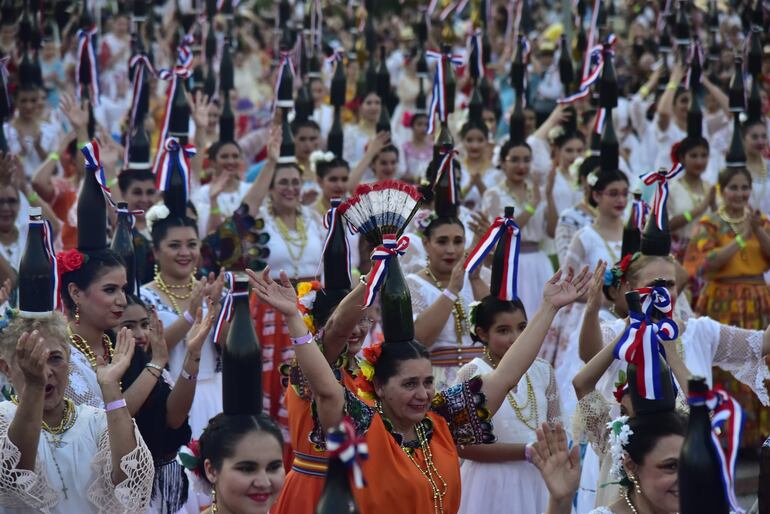 Mujeres de todas las edades y de todo el país se dieron cita y lograron establecer un récord mundial. Algunos hombres también se sumaron a la danza.