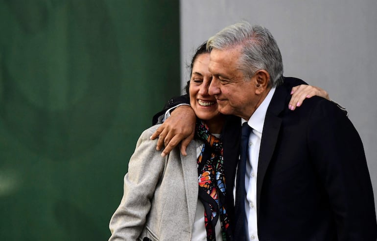 El presidente saliente de México, Andrés Manuel López Obrador (d) abraza a la candidata oficialista, Claudia Sheinbaum y futura gobernante.  