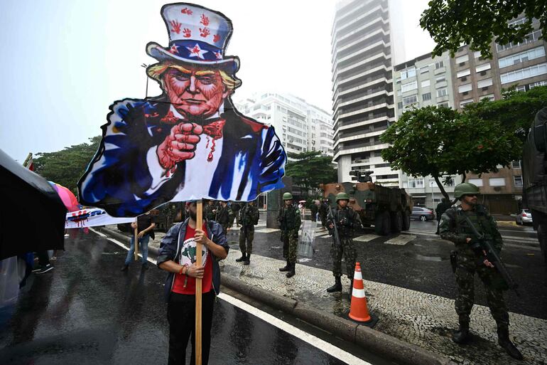 Un manifestante sostiene una figura de cartón del presidente electo de Estados Unidos, Donald Trump, vestido como el Tío Sam, durante una marcha en apoyo del pueblo palestino en la playa de Copacabana en Río de Janeiro, Brasil.