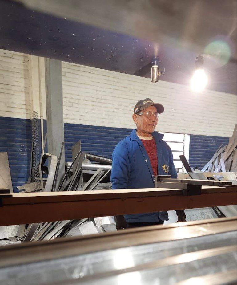 Velazco Laive Ferreira tiene 67 años y trabaja hace más de 30 años en el Taller Industrial Chaco.