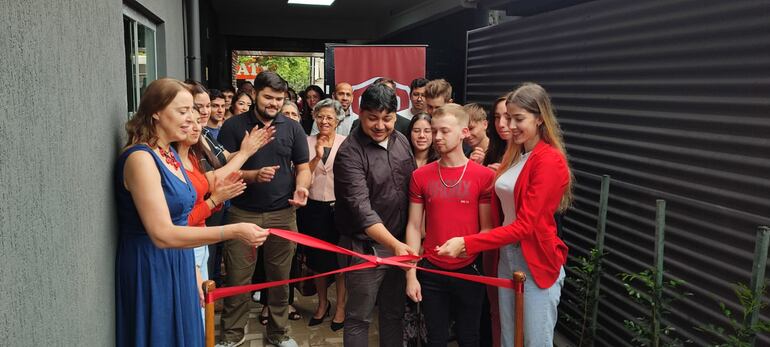 La rectora de la UNAE, Dra. Nadia Czeraniuk, con docentes y estudiantes de la carrera de arquitectura de la UNAE en el momento de la inauguración de un laboratorio de arquitectura, homenaje al desaparecido profesor Roberto Cañete.