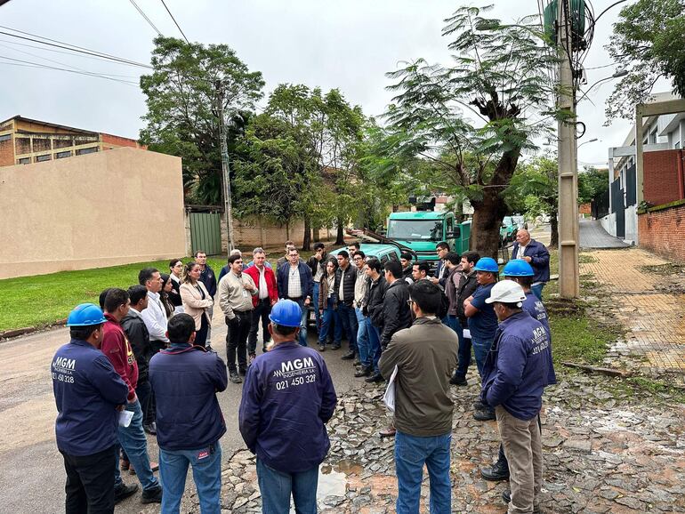 Cuadrillas de la ANDE realizan cortes por falta de pago en todo el país.