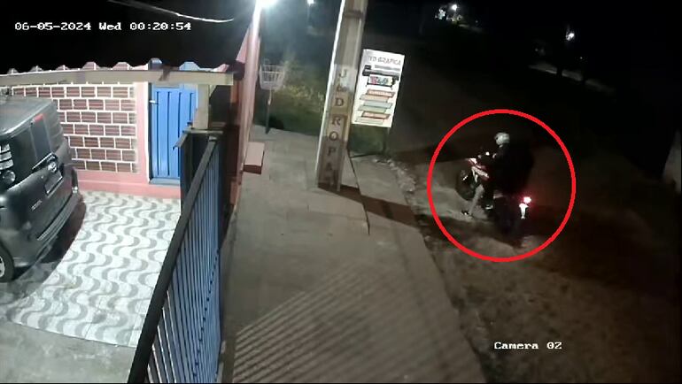 Captura de video de circuito cerrado donde se observa a dos hombres a bordo de una motocicleta en inmediaciones de donde ocurrió el homicidio.