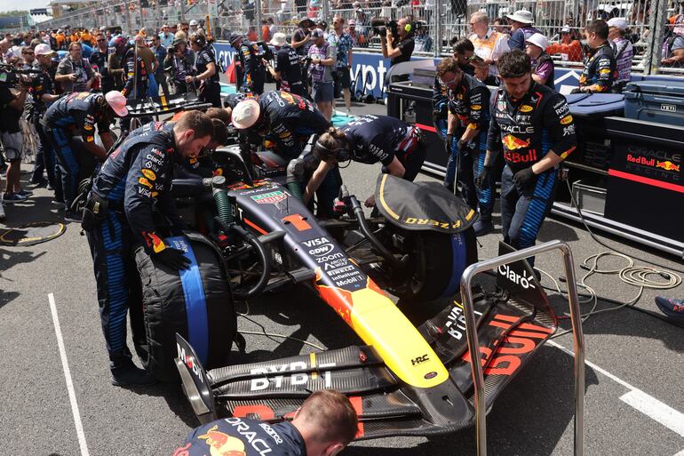 Integrantes del equipo Red Bull Racing trabajan en el monoplaza de Max Verstappen en la previa del GP de Miami, en los Estados Unidos.