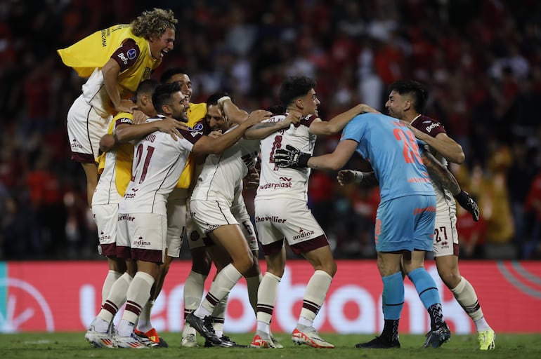 Jugadores de Lanús celebran su victoria en la serie de penaltis este miércoles, en el partido de vuelta de cuartos de final de la Copa Sudamericana entre Deportivo Independiente Medellín (DIM) y Lanús en el estadio Atanasio Girardot en Medellín (Colombia).