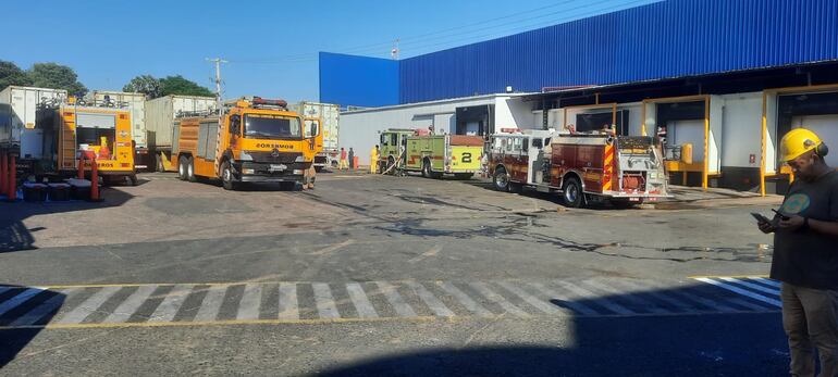 Varios bomberos se encuentran en el frigorífico donde se habría registrado la fuga de amoníaco.