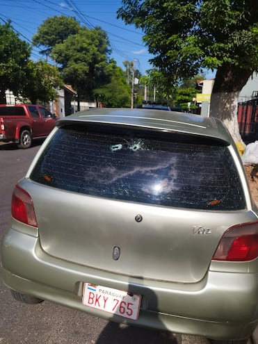 Parte trasera del auto baleado esta tarde en Asunción. (gentileza).