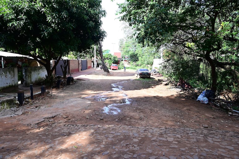 Calle María Felicidad González, de Asunción. Allí debía existir un desagüe pluvial que no se hizo.
