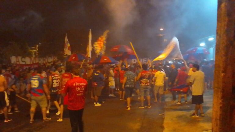 Banderazo de los hinchas de Cerro Porteño en La Nueva Olla en la víspera del partido de Copa Libertadores ante Fluminense.