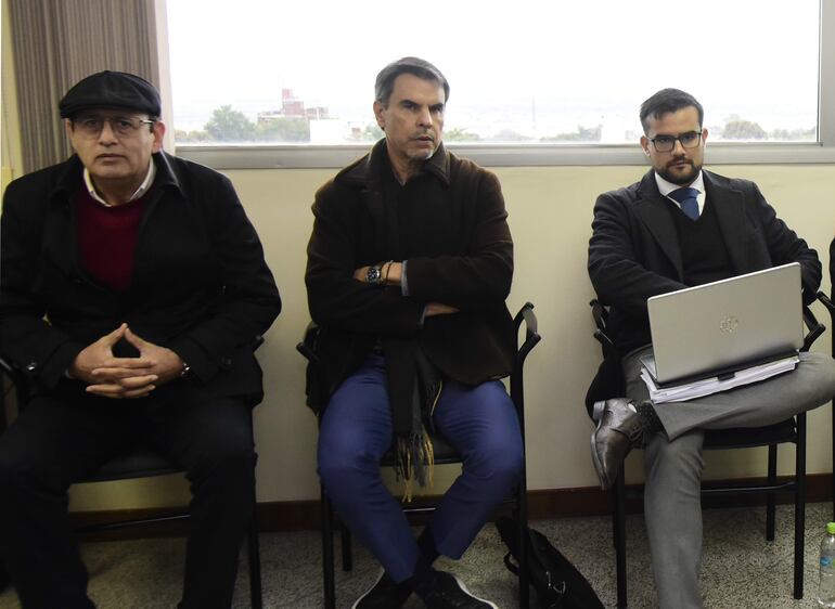 El senador Erico Galeano y los abogados Cristóbal Cáceres Frutos y Álvaro Cáceres, durante la audiencia preliminar de la causa.