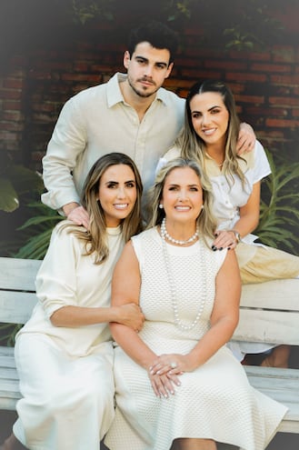 Alejandra Burró de Pappalardo y sus hijos.