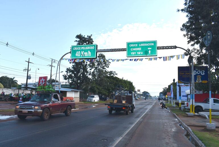 
La ruta PY08 cruza por el centro mismo del casco urbano de Liberación 