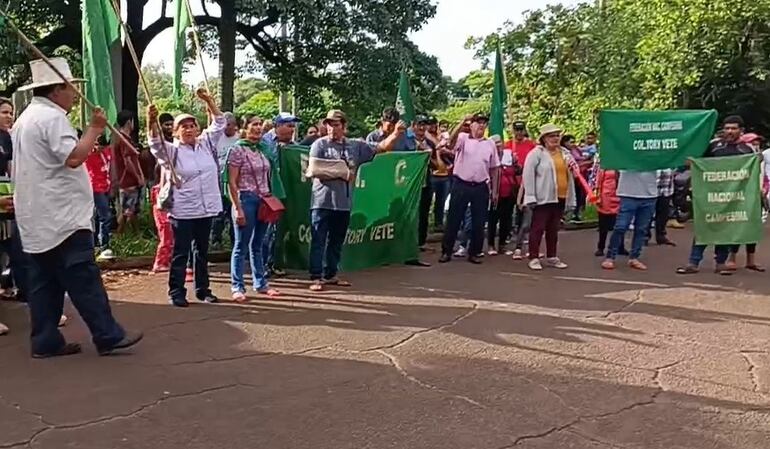 La manifestación de los supuestos invasores fue esta mañana frente a la Fiscalía Zonal.