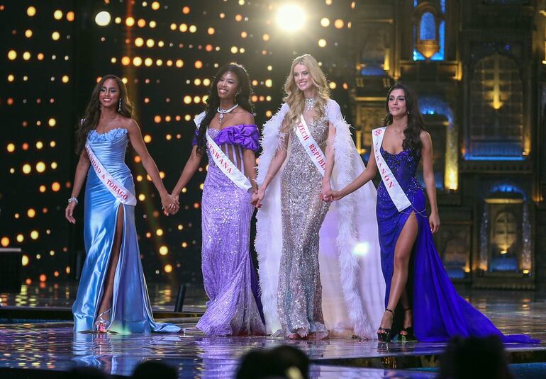 Las candidatas que quedaron en el Top 4 del certamen Miss Mundo. La checa Krystyna Pyszková, la libanesa Yasmina Zaytoun, Lesego Chombo, Miss Bostwana, y Aché Abrams, representante de Trinidad y Tobago. (EFE/EPA/DIVYAKANT SOLANKI)
