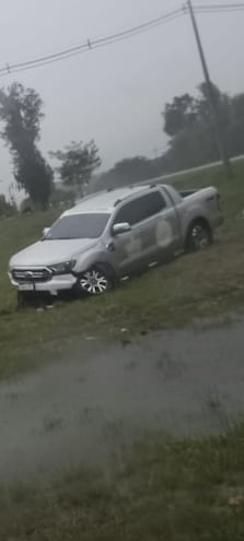 Estado en que habría quedado la camioneta al servicio de la intendencia municipal de Nueva Alborada tras sufrir siniestro vial.