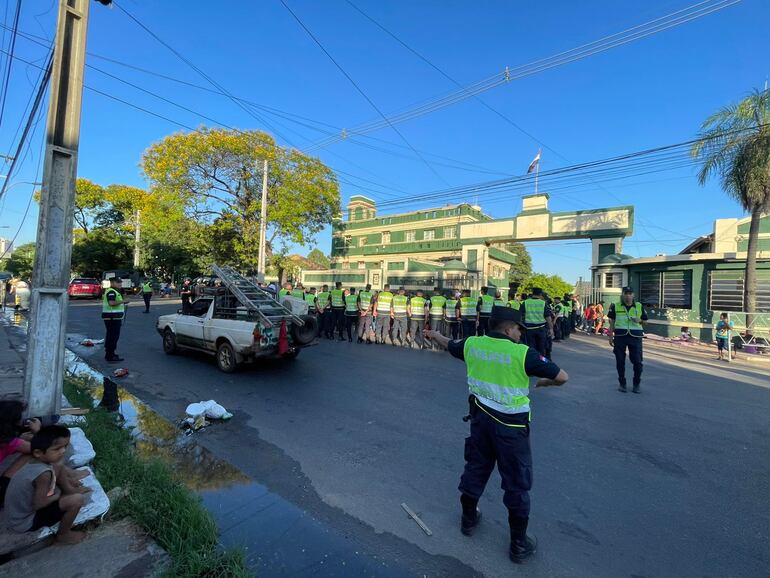 Policía Nacional no permite un nuevo cierre de Artigas frente al INDI.