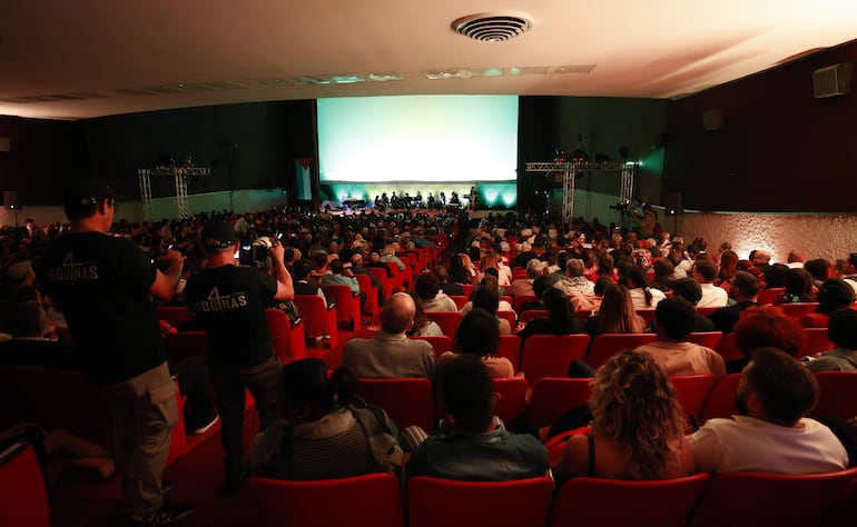 Personas asisten a la inauguración del 45 Festival Internacional de Nuevo Cine Latinoamericano de La Habana. Directores señalaron en este encuentro la necesidad de un mayor apoyo al cine.