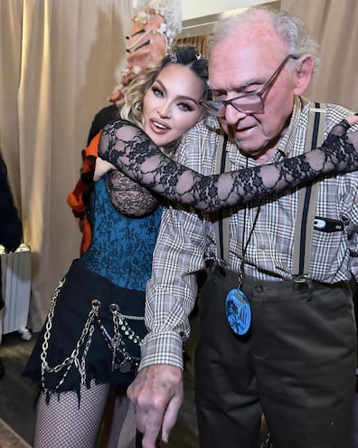 ¡Tierna postal! Madonna junto a su padre, Silvio Ciccione, quien ayer cumplió 93 años.