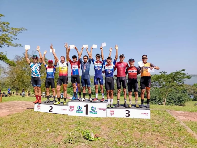 Los flamantes ganadores de la categoría masculina, donde Mario Arnold se lució con el primer lugar de la Copa Paraguay en Ayolas.