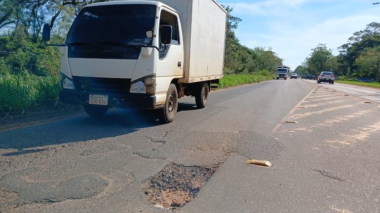 Un profundo bache en el trayecto de la antigua Ruta Py 02 que cruza por Coronel Oviedo. La ciudadanía ovetense está preocupada por la modificación del anteproyecto de modernización de un tramo de unos 7,5 kilómetros de la antigua Ruta Py 02 que cruza por ejido urbano de la capital departamental. El llamado a licitación Nº 449369 llevado por el Ministerio de Obras Públicas y Comunicaciones (MOPC), es por un valor de G. 77.421.110.124 y actualmente se encuentra en proceso de estudio de ofertas presentadas por las constructoras.