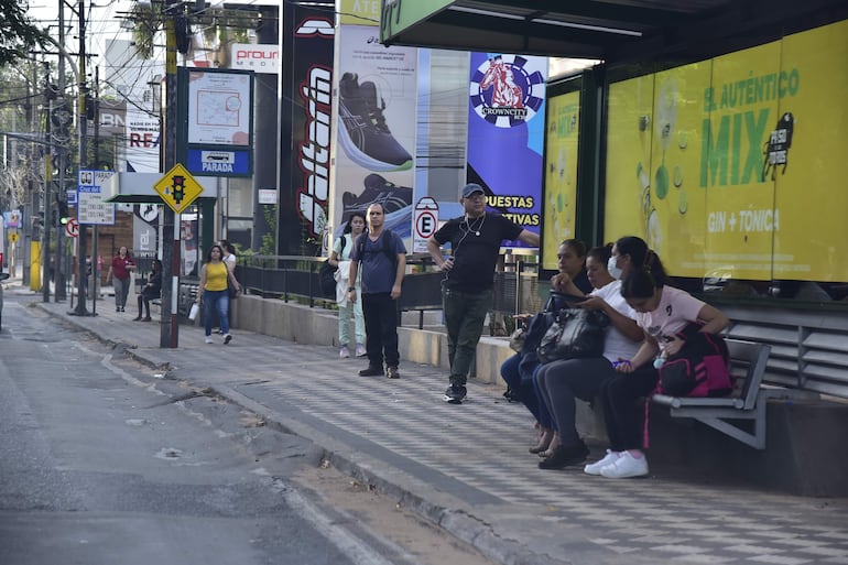 Los pasajeros del Área Metropolitana reclaman un mejor servicio del transporte público. 