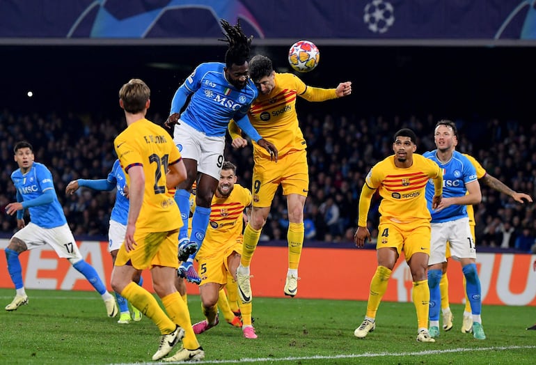 TOPSHOT - Napoli's Cameroon midfielder #99 Andre Zambo Anguissa (C-L) vies with Barcelona's Polish forward #09 Robert Lewandowski (C-R) during the UEFA Champions League round of 16 first Leg football match between Napoli and Barcelona at the Diego-Armando-Maradona stadium in Naples on February 21, 2024. (Photo by Tiziana FABI / AFP)