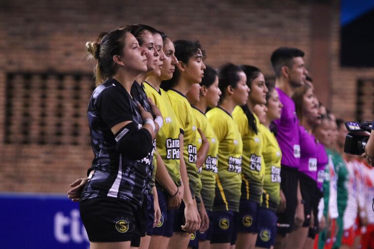 Las jugadoras del Sport Colonial durante la entonación del himno nacional paraguayo en la formación previa al partido frente a Cerro Porteño en la final de vuelta del Campeonato Femenino de Futsal FIFA en el Polideportivo Luis Óscar Giagni, en Asunción.