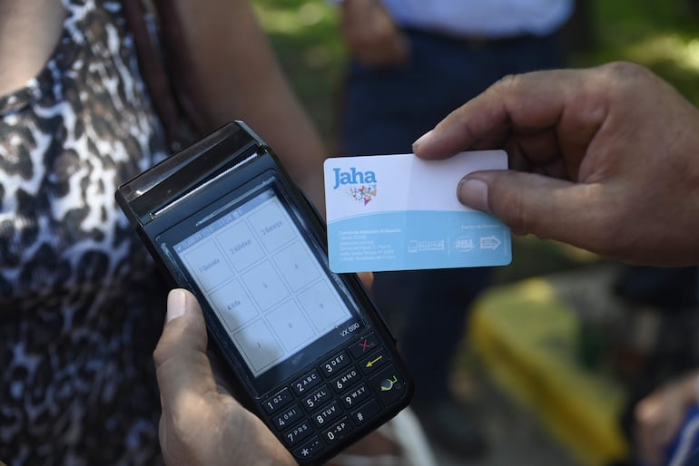 Con la máquinas que TDP proporciona a los quinieleros se realizan las apuestas para quiniela, carga de saldo para celulares y el billetaje electrónico.