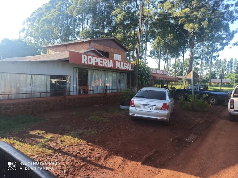 El local asaltado por los delincuentes en Carlos Antonio López, Itapúa.