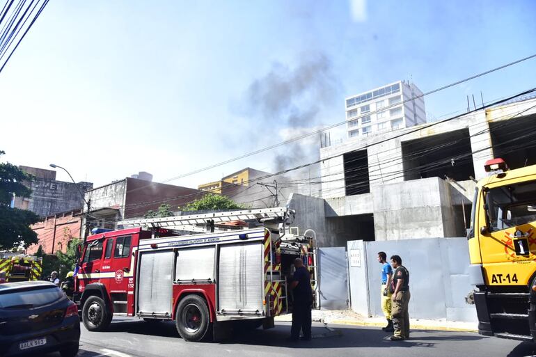 El local abandonado todavía desprende humo pero el fuego está controlado.