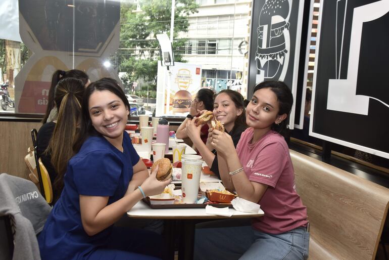 Varios clientes acudieron en grupo, para disfrutar de los beneficios de McDonald's.