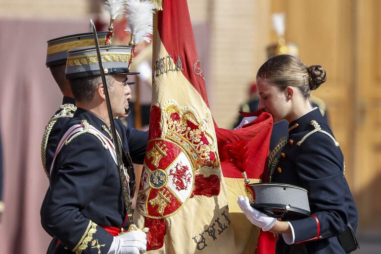 La princesa de Asturias, Leonor de Borbón, jura bandera en una ceremonia oficial celebrada en la Academia Militar de Zaragoza, presidida por su padre, el rey Felipe VI.