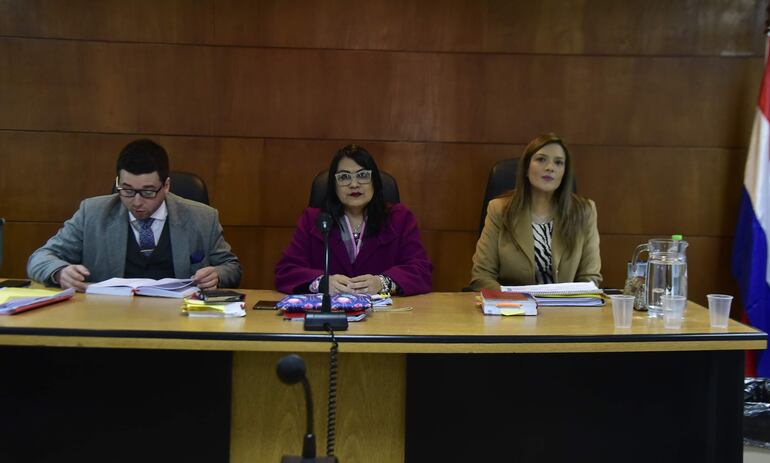 Los jueces Juan Francisco Ortiz, Rossana Maldonado e Inés Galarza, miembros del Tribunal de Sentencia,