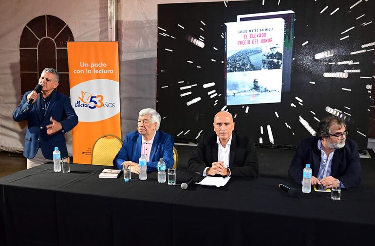 Acto de lanzamiento del libro "El elevado precio del honor" al que siguió un ameno brindis.