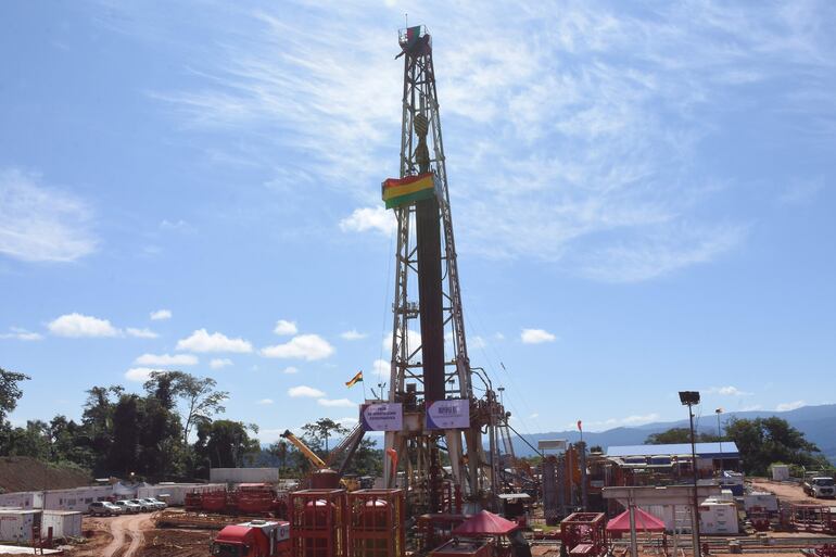 Fotografía del pozo de gas natural presentado por trabajadores de Yacimientos Petrolíferos en La Paz (Bolivia). El presidente de Bolivia, Luis Arce, afirmó que con el hallazgo de un 'megapozo' hidrocarburífero la economía del país andino está "en franco proceso de recuperación".