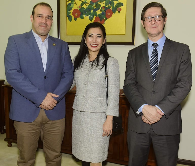 Rodrigo González, Silvia Morimoto y Carlino Velázquez.